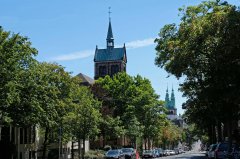 Blick von der Stadthalle auf die Rosenkranz- und Friedenskirche